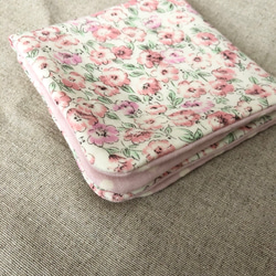 【送料無料】ピンク花畑柄&ドット柄のガーゼ生地巾着袋とハンカチセット 3枚目の画像