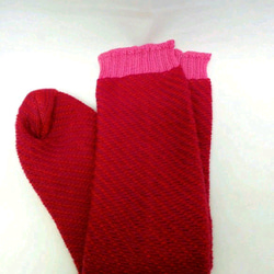 ななめストライプ柄　靴下　（赤×ピンク）
冷えとりソックス 1枚目の画像