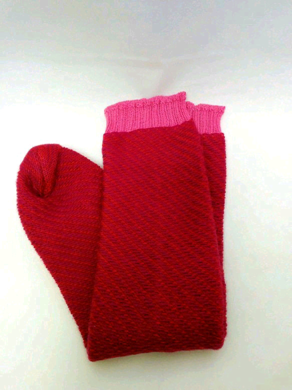 ななめストライプ柄　靴下　（赤×ピンク）
冷えとりソックス 1枚目の画像