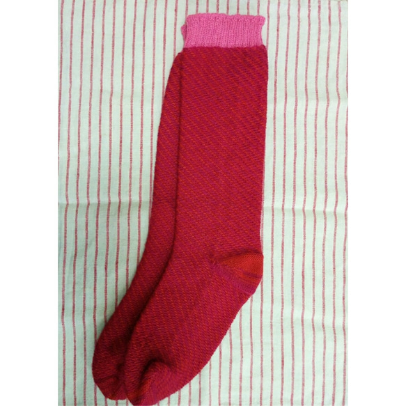 ななめストライプ柄　靴下　（赤×ピンク）
冷えとりソックス 2枚目の画像