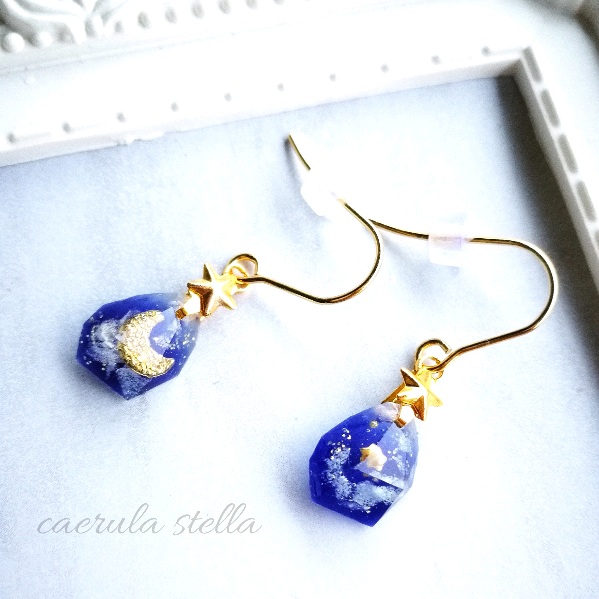 【氷星のカケラ ピアスorイヤリング】 レジンアクセサリー 月 宇宙 蓄光 夜空 銀河 小ぶり k14gf