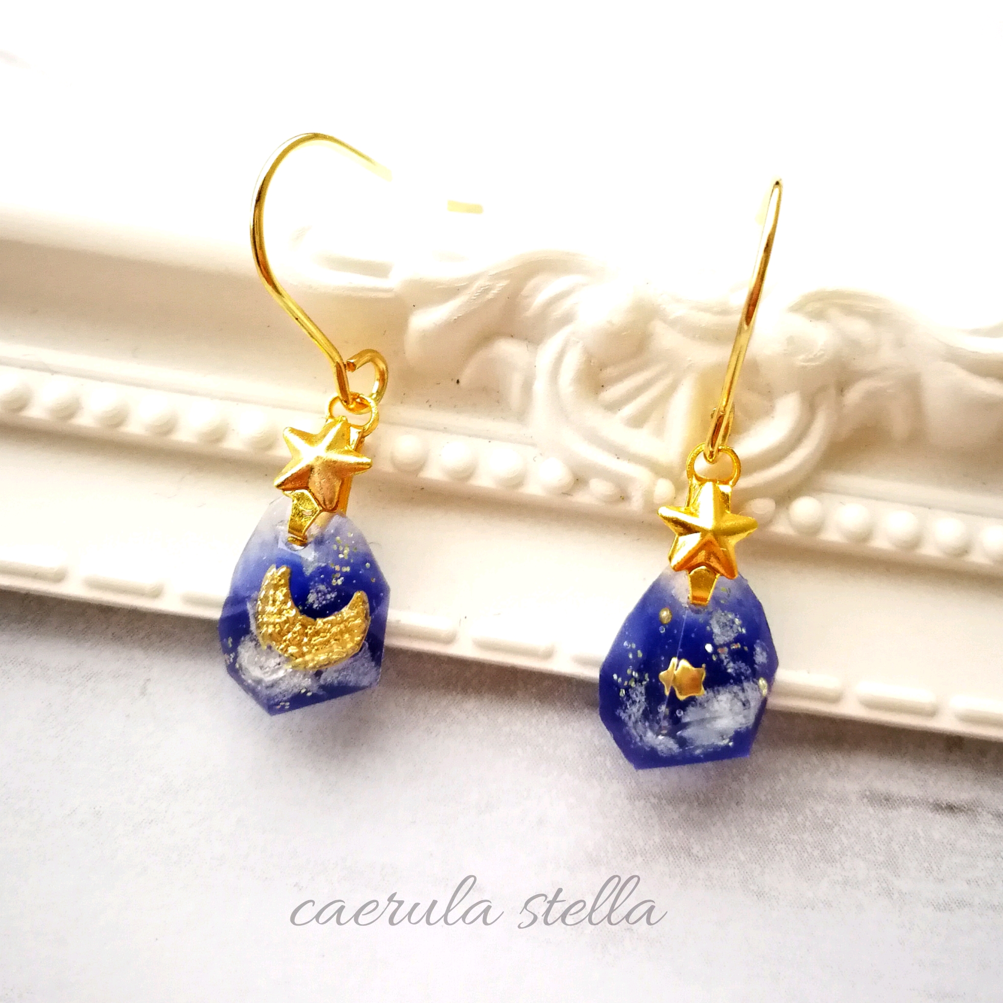 【氷星のカケラ ピアスorイヤリング】 レジンアクセサリー 月 宇宙 蓄光 夜空 銀河 小ぶり k14gf