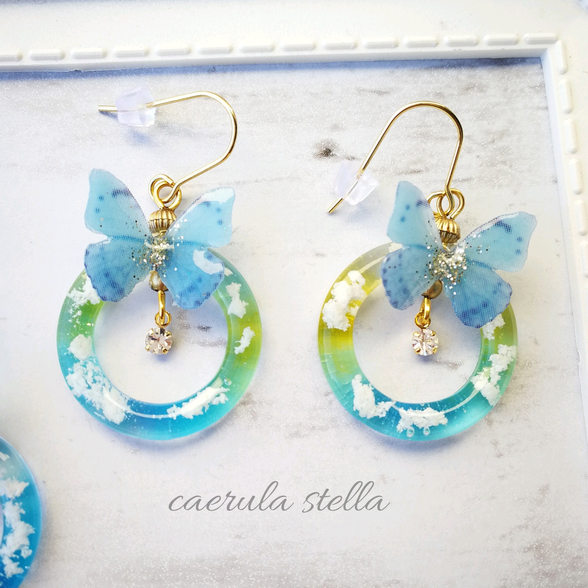 【夜光蝶と天空のリング A ピアスorイヤリング】 レジンアクセサリー 蓄光 空 雲 魔法 夜光 光る  パステル 10,920円