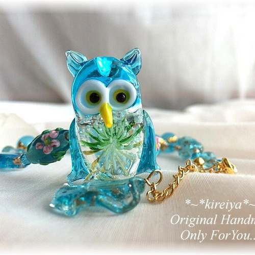 kireiya・ガラス細工の「威張ってるミミズク」ペンダント