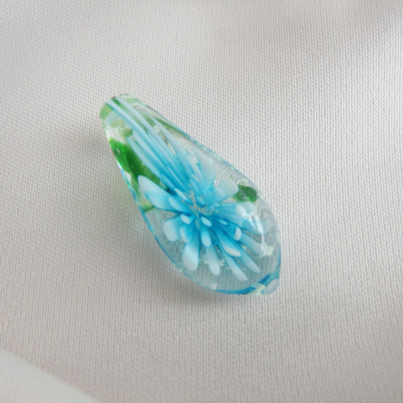 きれいな水にぽっかり浮いた水色の花・ガラスペンダント　とんぼ玉　透明　ミニサイズ 2枚目の画像