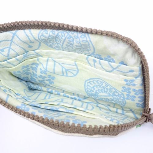 ねむねむです。パスケース入れ　ハンドメイド　撥水加工生地　刺繍　水色系 ねむねむです。パスケース入れ ハンドメイド 撥水加工生地 刺繍