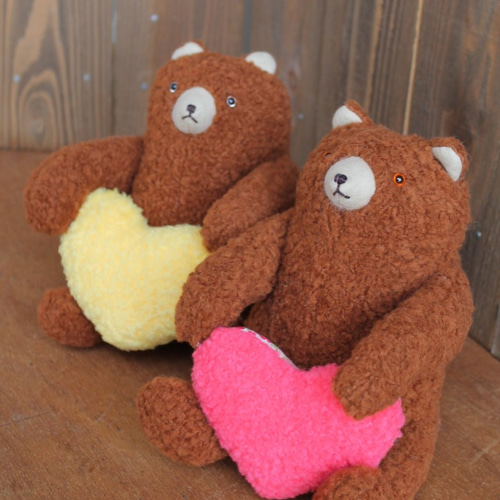 スマートフォンを持っていてくれるクマさん。 ぬいぐるみ hataco 通販