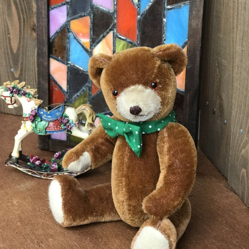 緑色の蝶ネクタイをしたテディベア。 その他人形 hataco 通販 8187385