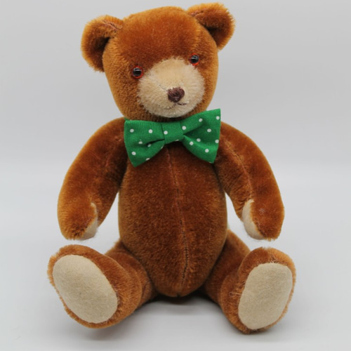 緑色の蝶ネクタイをしたテディベア。 その他人形 Hataco 通販 8187385