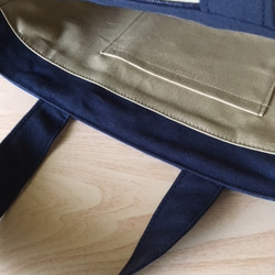帆布A4貼片手提包（海軍藍邊） 第4張的照片