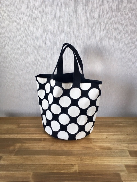 丸底トート（ブラックドット）