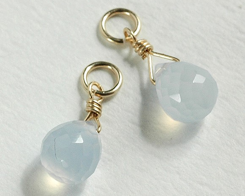 爽やかブルーカルセドニースクロールカービングピアスチャーム 爽やか