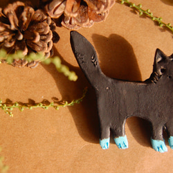 黒猫ちゃん、水色足ブローチ　（陶土） 1枚目の画像