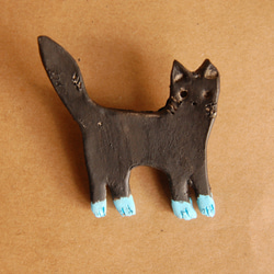黒猫ちゃん、水色足ブローチ　（陶土） 2枚目の画像