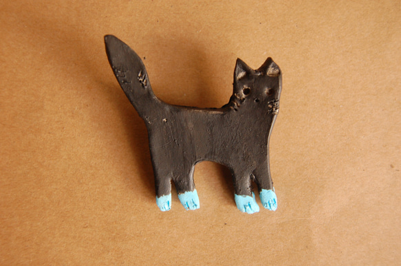 黒猫ちゃん、水色足ブローチ　（陶土） 2枚目の画像