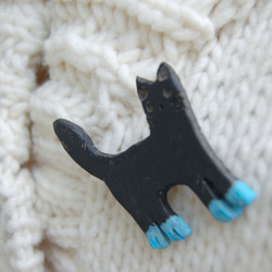 黒猫ちゃん、水色足ブローチ　（陶土） 4枚目の画像