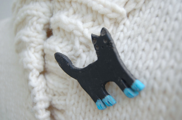 黒猫ちゃん、水色足ブローチ　（陶土） 4枚目の画像