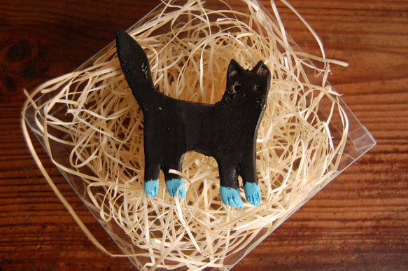 黒猫ちゃん、水色足ブローチ　（陶土） 3枚目の画像