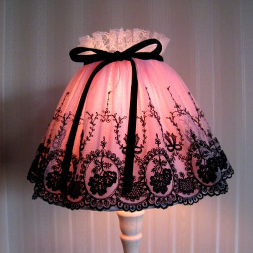 お値下げ‼️薔薇のチュールレース柄の卓上ランプ レースのお店 ななか ☆チュールレース ピンク 幅16.8cm薔薇柄