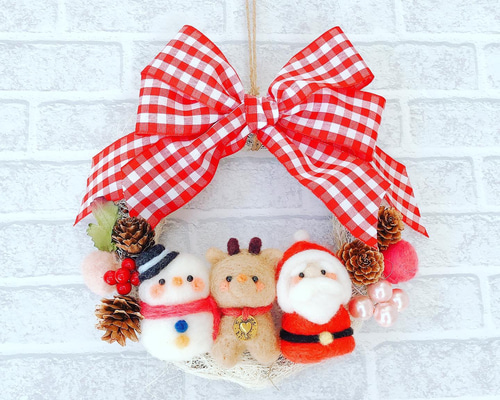 羊毛フェルト 高ぶる クリスマスリースのまんまるパグちゃん