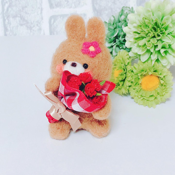 【母の日に贈る】うさぎ・ カーネーション プレゼント/ギフト【ハンドメイド】 母の日カーネーションとうさぎさん 羊毛フェルト 羊毛フェルト