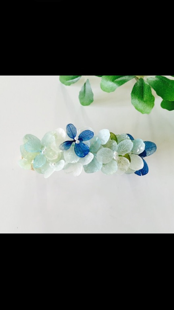 紫陽花のバレッタ  〜雨降りのお庭…ブルーグラデーション〜 1枚目の画像