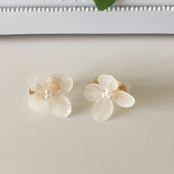 白色繡球花造型夾飾耳環 第3張的照片