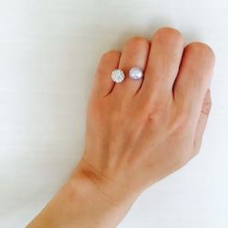 薰衣草色珍珠x極光色凹凸球造型戒指 第3張的照片