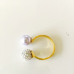 薰衣草色珍珠x極光色凹凸球造型戒指 第4張的照片