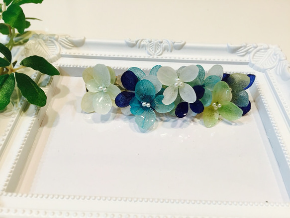 紫陽花のバレッタ  〜雨降りのお庭…ブルーグラデーション〜 2枚目の画像