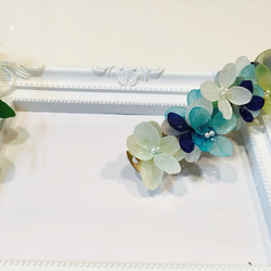 紫陽花のバレッタ  〜雨降りのお庭…ブルーグラデーション〜 4枚目の画像