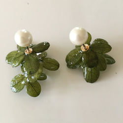 ⭐︎⭐︎【秋冬新品】多多的繡球花耳環～苔綠色～ 第3張的照片