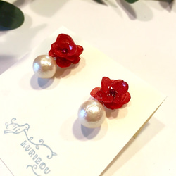 紅色繡球花和棉質珍珠耳環 第1張的照片