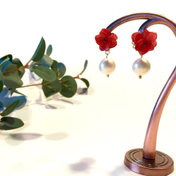 紅色繡球花和棉質珍珠耳環 第3張的照片
