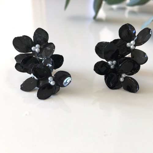 KAORUK18ピアス　アジサイ 黒紫陽花のピアス ピアス（スタッド・一粒） KURIBOU 通販