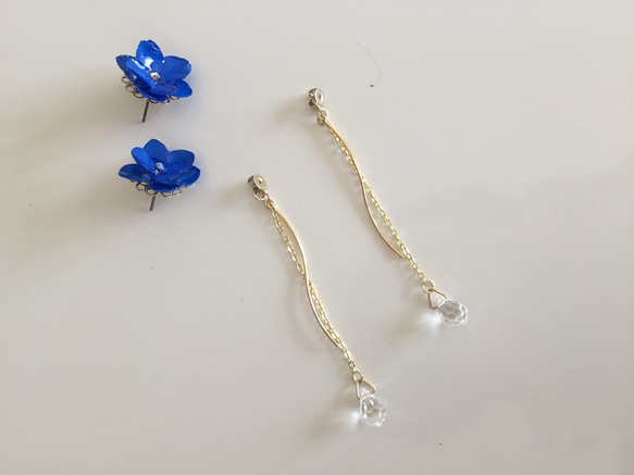 藍色繡球和鍊式耳環 第3張的照片