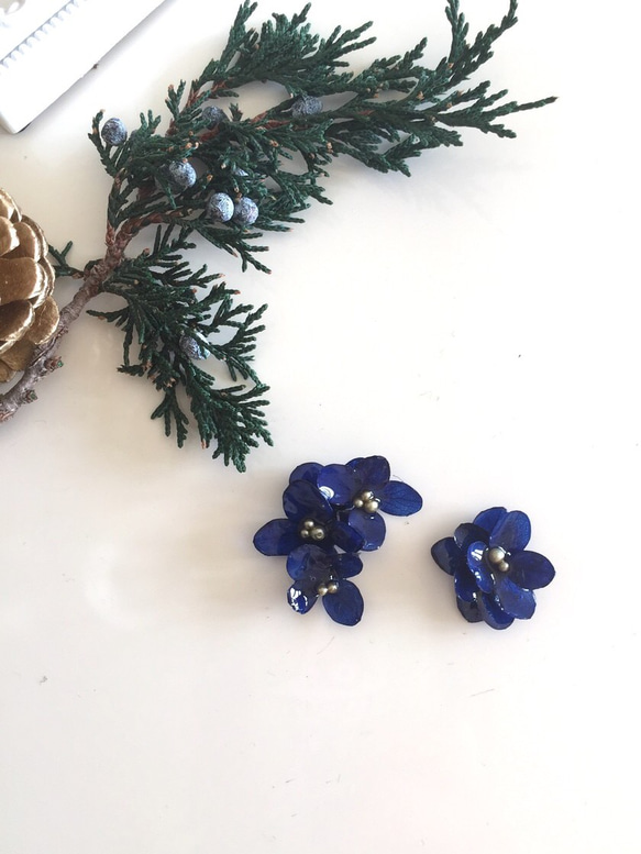 【Creema限量】繡球花豐盈耳環藏青色 第2張的照片