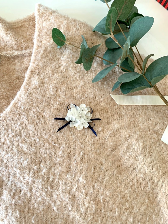 [Creema Limited] 白色繡球花和緞帶胸針 第2張的照片