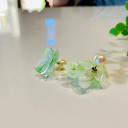 紫陽花の花たっぷりピアス  〜グリーンホワイト〜 4枚目の画像