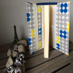 グレー・青・黄色の小花　新書本用ブックカバー 3枚目の画像