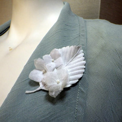 ホワイト紫陽花のリーフブローチ 2枚目の画像