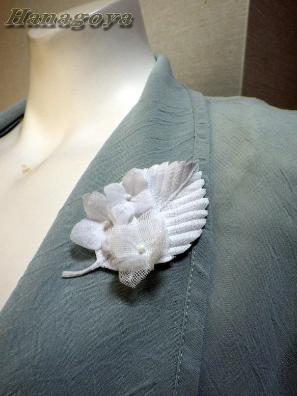 ホワイト紫陽花のリーフブローチ 2枚目の画像