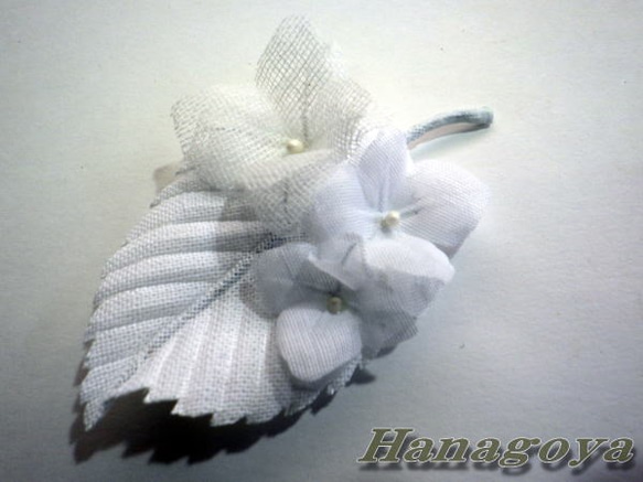 ホワイト紫陽花のリーフブローチ 3枚目の画像