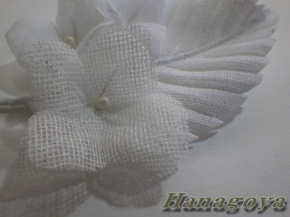 ホワイト紫陽花のリーフブローチ 4枚目の画像