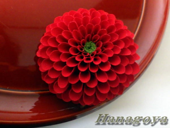 組み合わせ色々～中輪ぽんぽん菊のコサージュ＆髪飾り（祝紅） 1枚目の画像