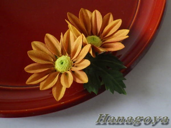 「再販」組み合わせ色々～小菊のコサージュ＆髪飾り（オレンジ） 1枚目の画像