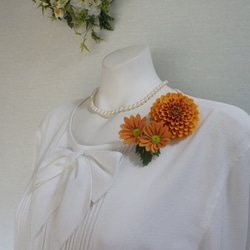組み合わせ色々～中輪ぽんぽん菊のコサージュ＆髪飾り（オレンジ） 4枚目の画像