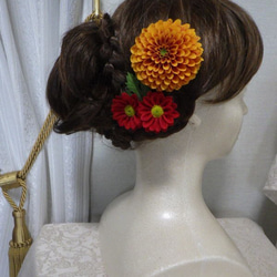 組み合わせ色々～中輪ぽんぽん菊のコサージュ＆髪飾り（オレンジ） 6枚目の画像