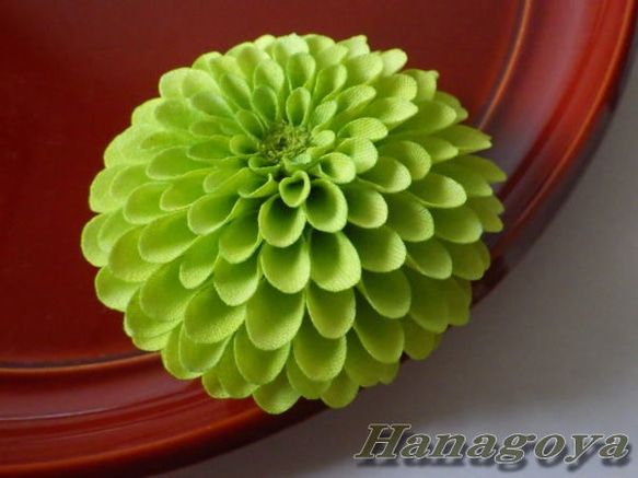 組み合わせ色々～中輪ぽんぽん菊のコサージュ＆髪飾り（黄緑） 1枚目の画像
