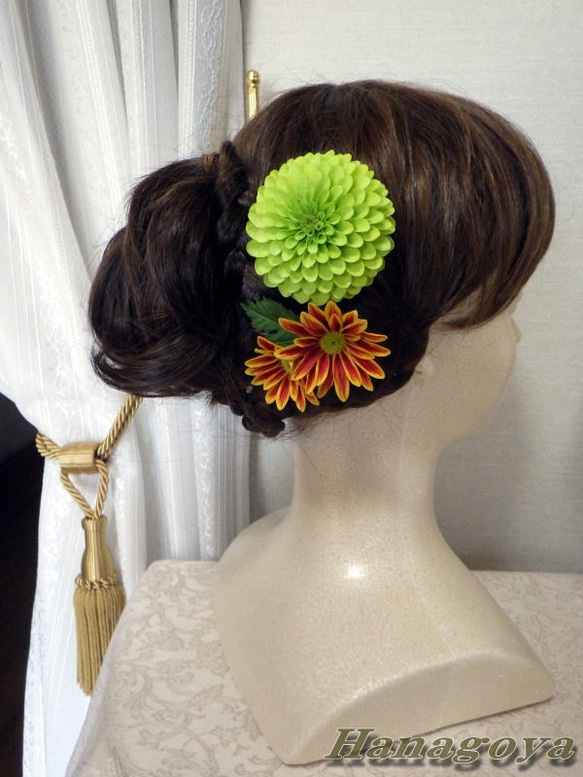 組み合わせ色々～中輪ぽんぽん菊のコサージュ＆髪飾り（黄緑） 5枚目の画像